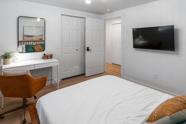 Building Photo - Stylish & Turnkey Furnished 2-BR Daylight Basement Apartment – Utilities + Wi-Fi Included