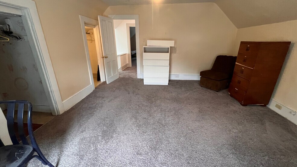 Building Photo - 5859 Hobart St