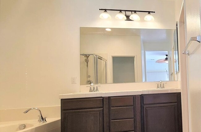 Building Photo - Hidden gem in prestigious community of Palm Desert - Convineant to access from everywhere.