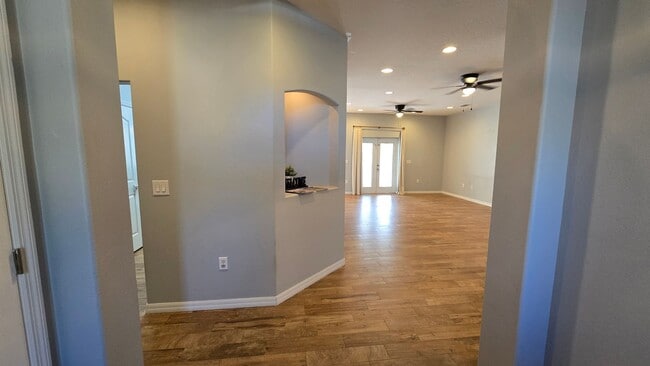 Building Photo - 3/2 w/ home office and 2 car garage