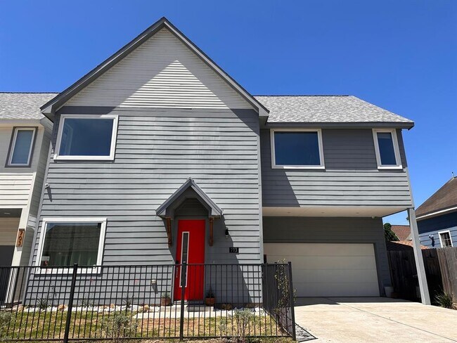 Building Photo - 713 James St