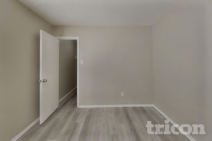 Building Photo - 3815 Regency Dr