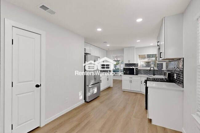 Building Photo - Completely Refreshed NRH Home Move IN Ready.