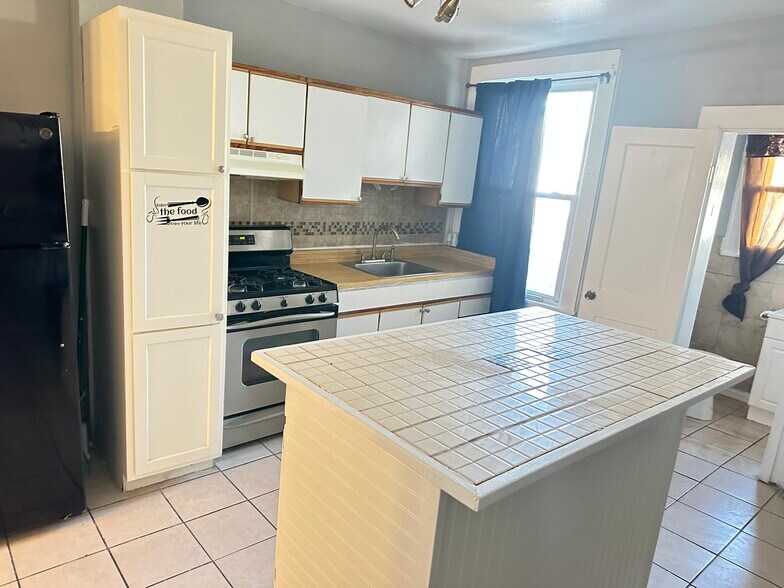 Building Photo - 2206 Penrose Ave