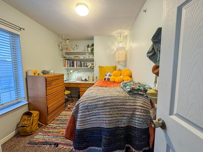 Building Photo - 1080 E 450 N