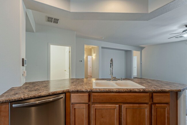 Building Photo - 3 Bed 2 Bath - New Kitchen Appliances\Carp...