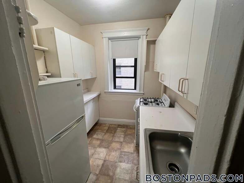 Building Photo - 1144 Commonwealth Ave