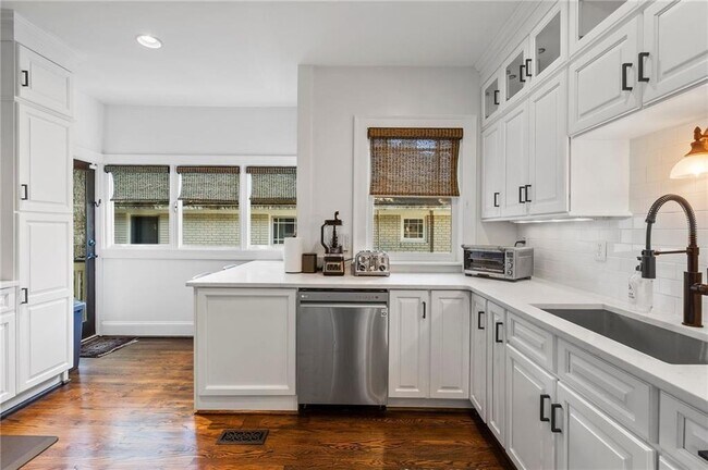 Building Photo - 663 Yorkshire Rd NE