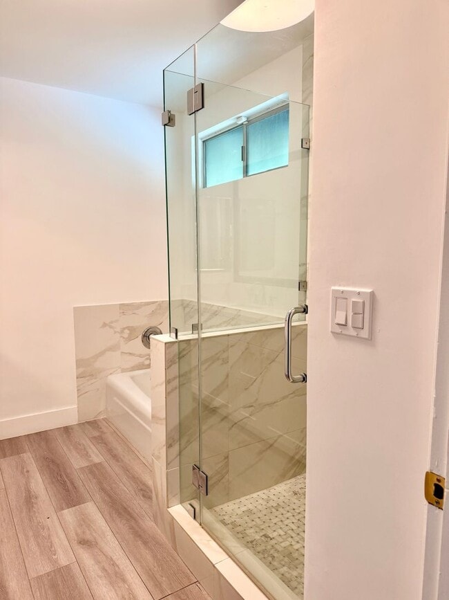 Building Photo - Gorgeous Encino Hills Home