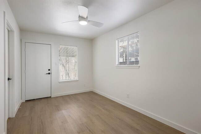 Building Photo - 902 Jessie St