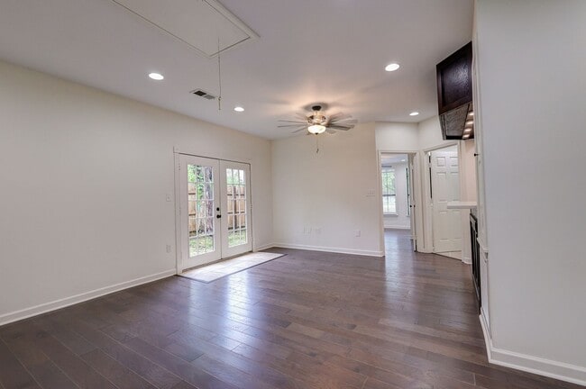Building Photo - 3 bed 3 bath single family house