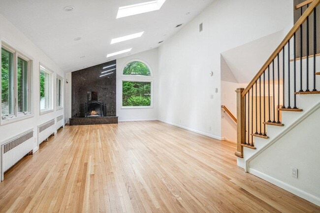 Building Photo - 44 Sandy Hollow Rd