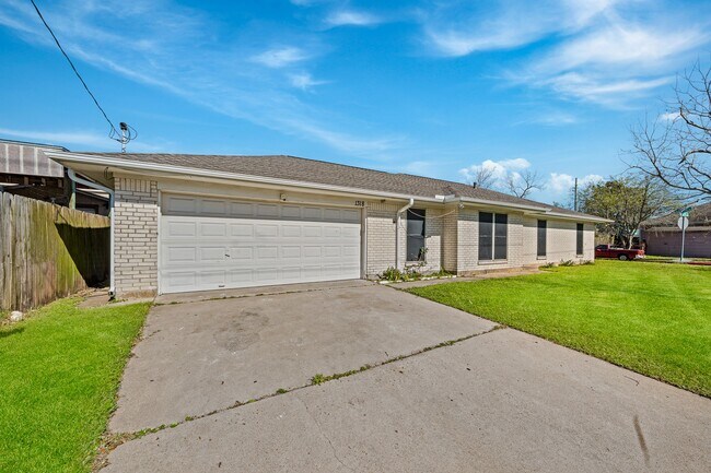 Building Photo - 1318 55th St