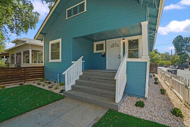 Building Photo - Charming 3 Bedroom Home Near Broadway | Spacious Layout | Prime Sacramento Location