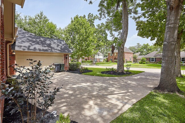 Building Photo - 6734 Wildacre Dr