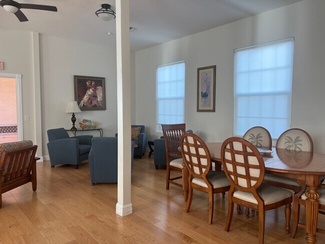 Building Photo - NEW PRICE on Adorable 1BR/1BA Condo in Downtown Venice