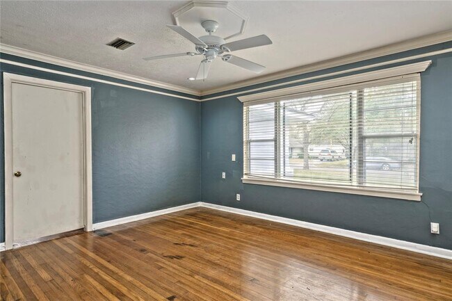 Building Photo - 4810 Saxon St