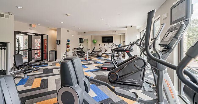 Building Photo - Prime Location, Free Move-In