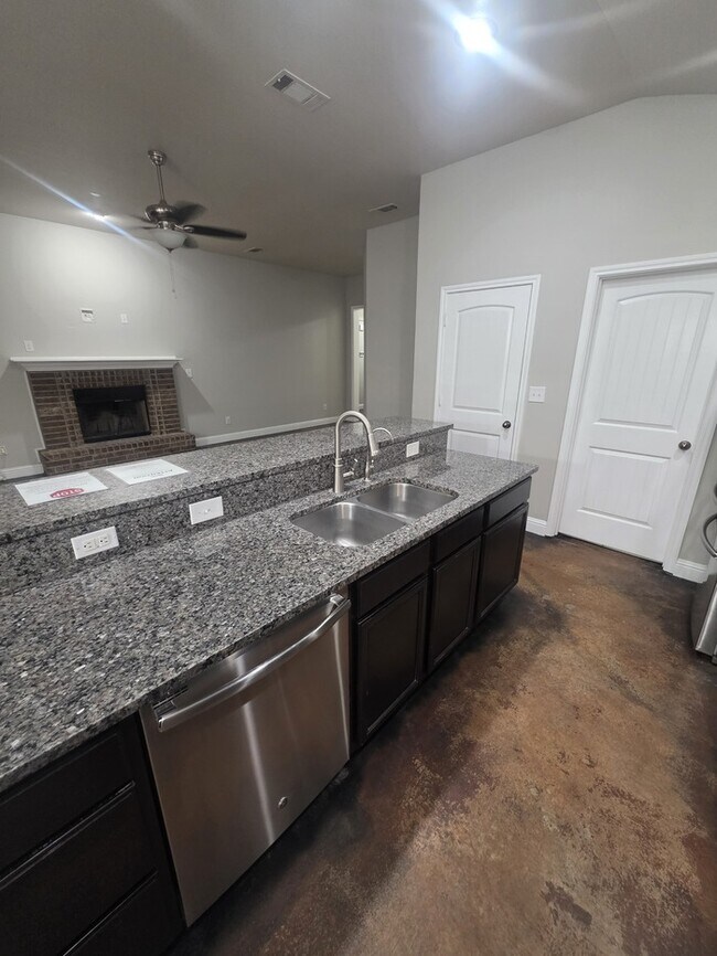 Building Photo - 3 bed 2 bath home with 2 car garage in Legends Park!
