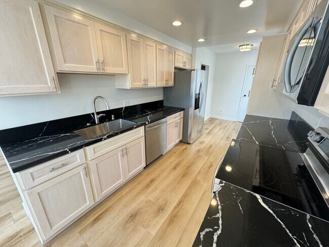 Building Photo - 1547 N Hayworth Ave