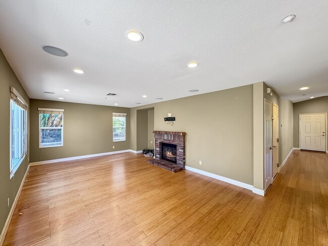 Building Photo - Bright & Spacious 3B/3BA Home with Communi...