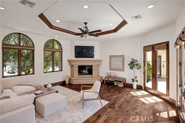 Building Photo - 718 N Poinsettia Ave