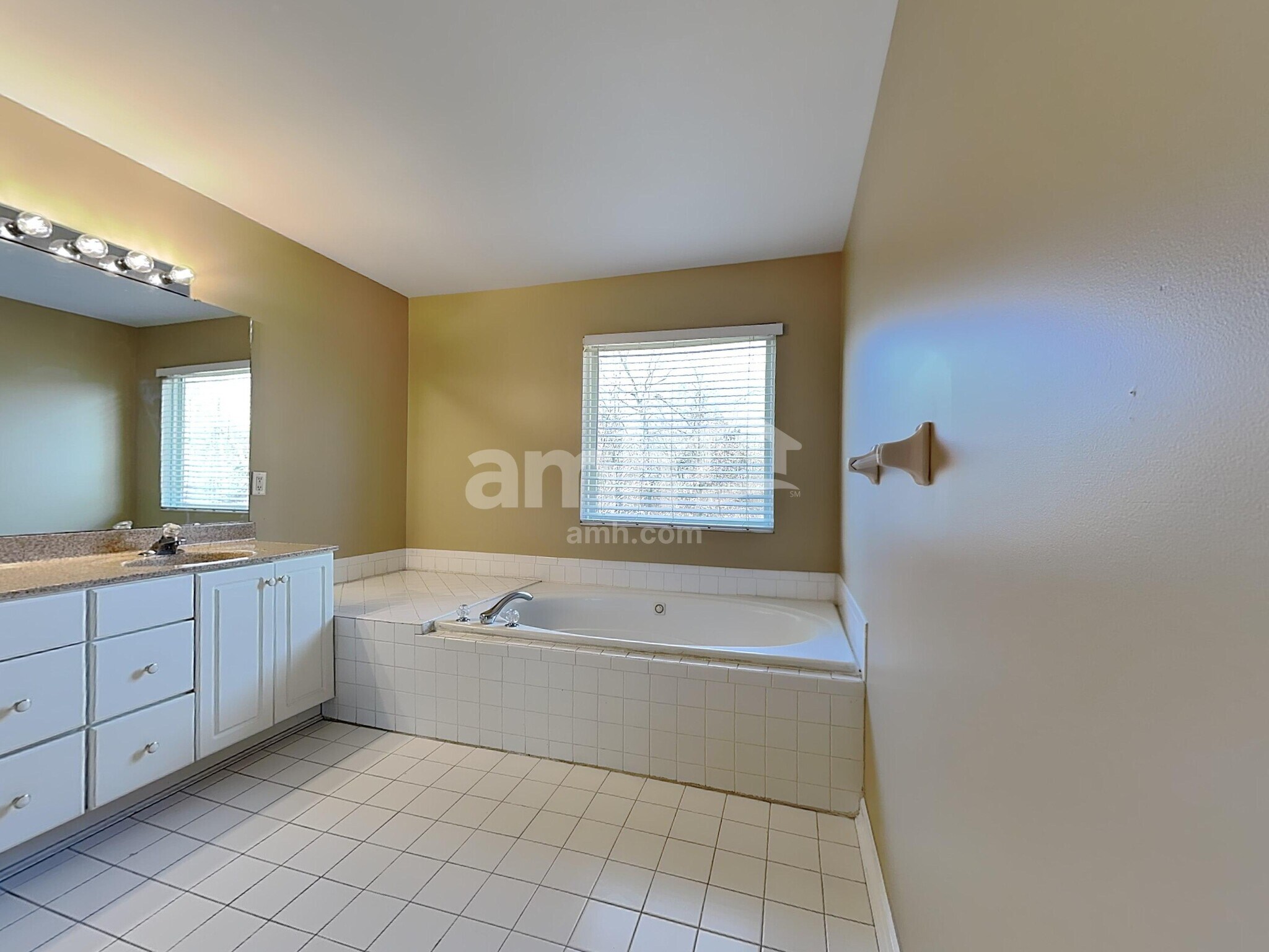 Building Photo - 10190 Meadowknoll Dr