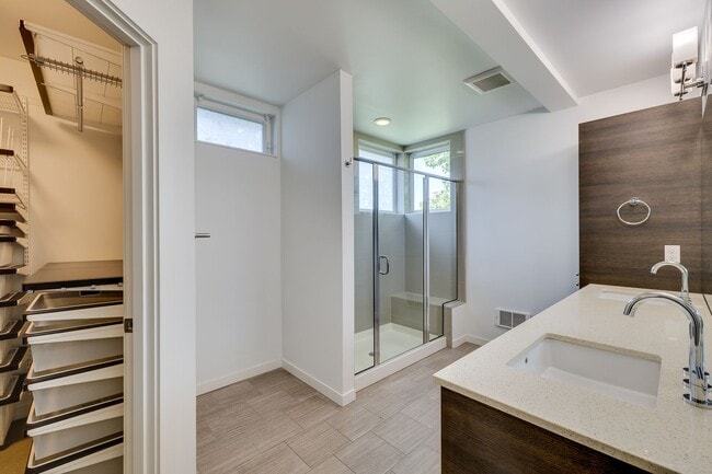 Building Photo - Beautiful 3 bedroom townhome in Leschi!