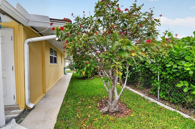 Building Photo - 1221 Singer Dr