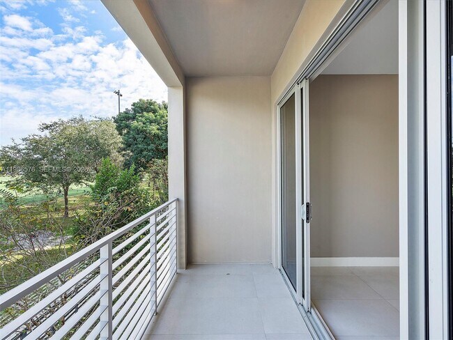 Building Photo - 626 NE 12th Ave