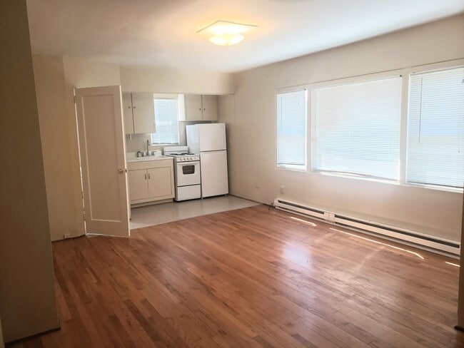 Building Photo - **PENDING** Classic Studio Apartment in Th...