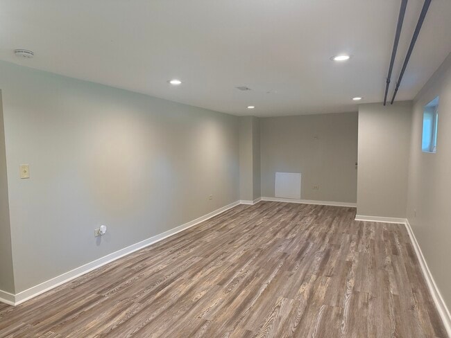 Building Photo - 6758 S Karlov Ave