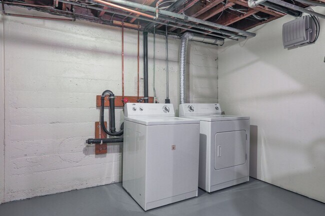 Building Photo - Updated Mid Century Townhouse in Cedar Hills with Modern Amenities!