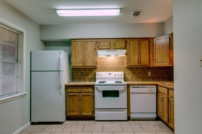 Building Photo - 2401 Brookridge Dr