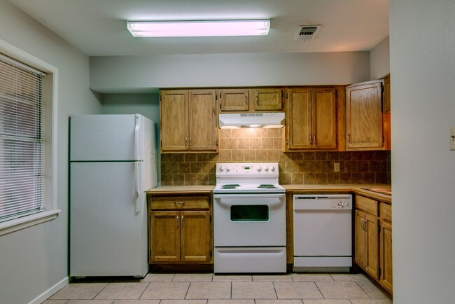 Building Photo - Upstairs Apartment for Lease!