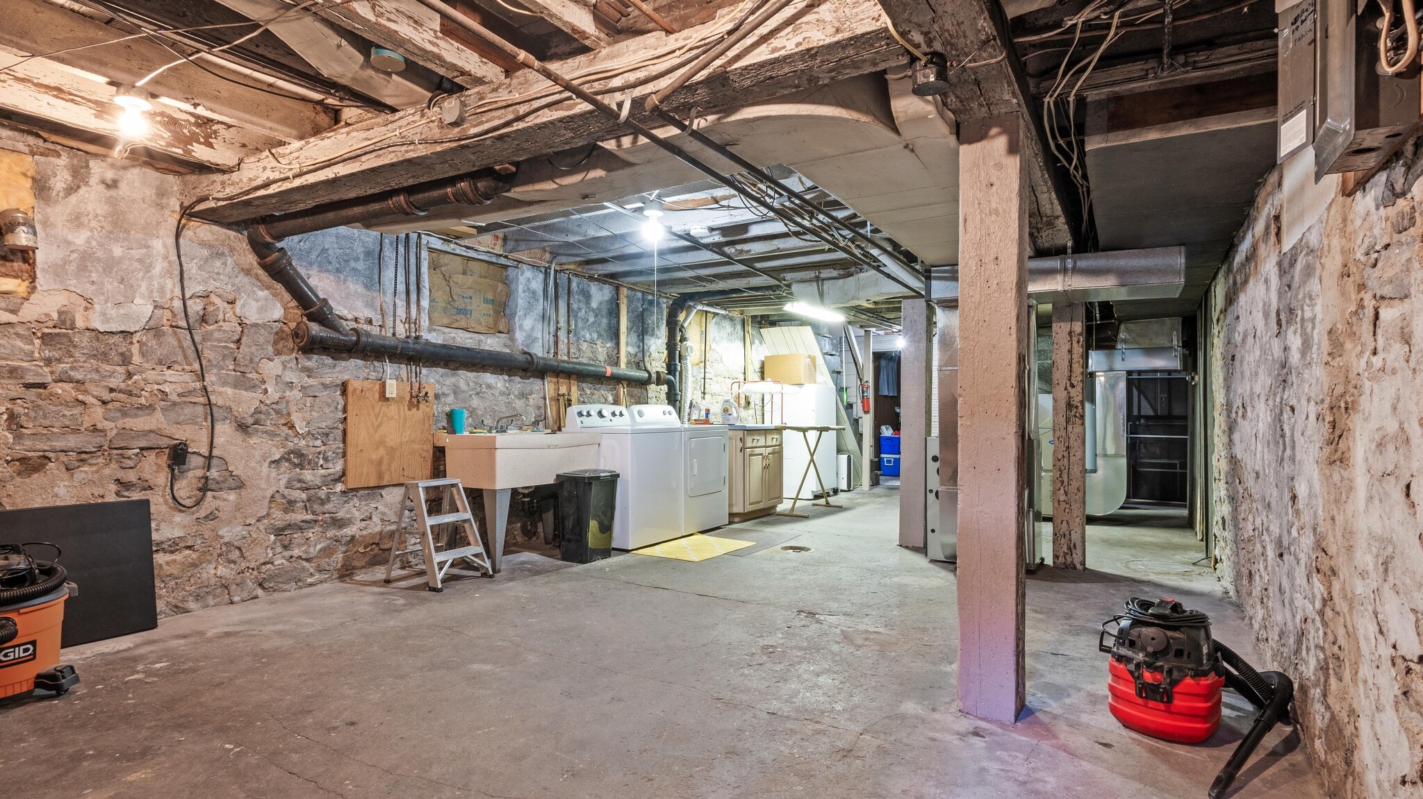 Building Photo - 304 S 7th St