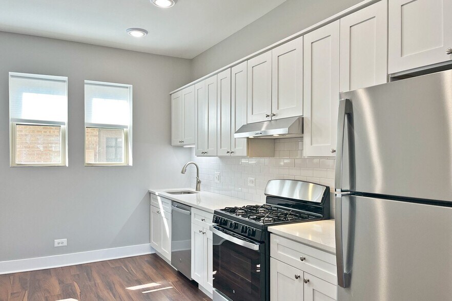 Primary Photo - 100-112 S. Harvey Ave. and 223-227 South Blvd.