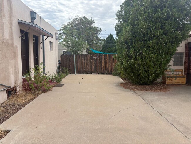 Building Photo - 223 Solano Dr NE
