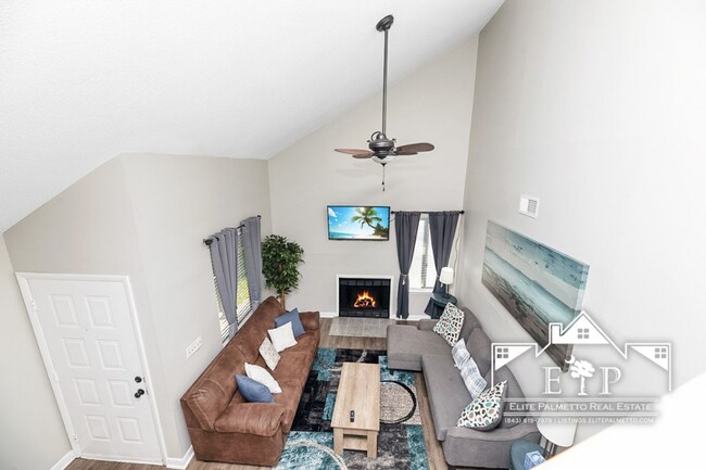 Building Photo - Charming and Spacious Home