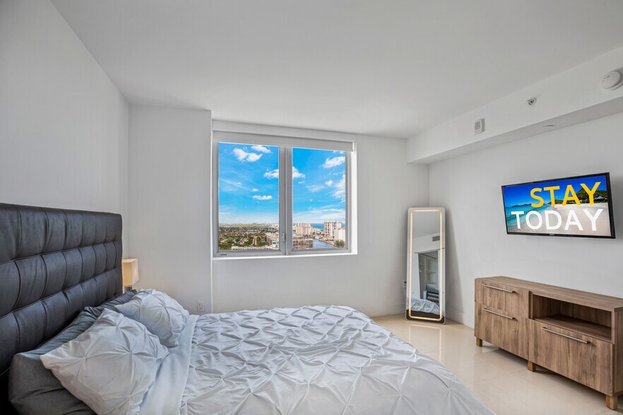 Building Photo - 2600 E Hallandale Beach Blvd