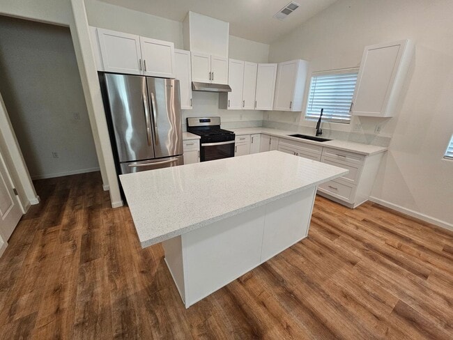 Building Photo - 3 Bedroom 2 Bathroom Duplex for Rent in Corning!