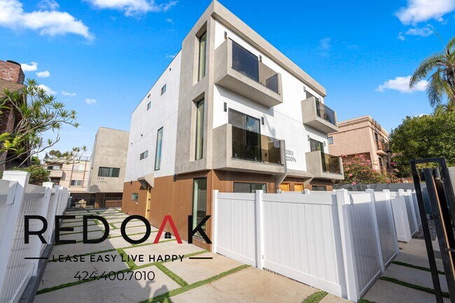 Building Photo - 2001 Vista Del Mar Ave