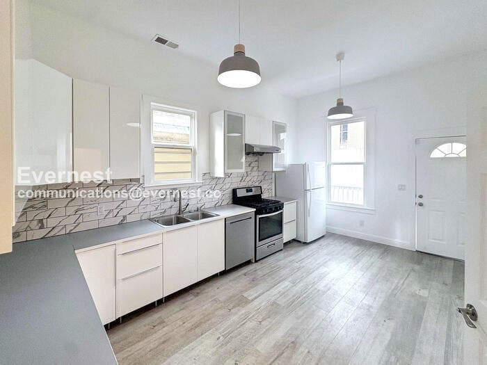 Building Photo - 905 Pine St