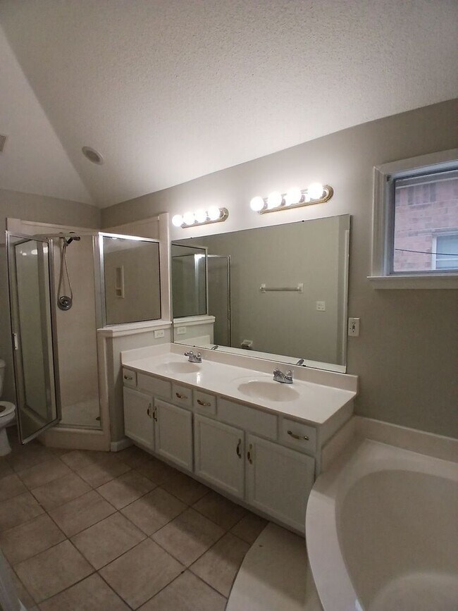 Building Photo - Recently Remolded 3 bed - 2 bath home for Rent