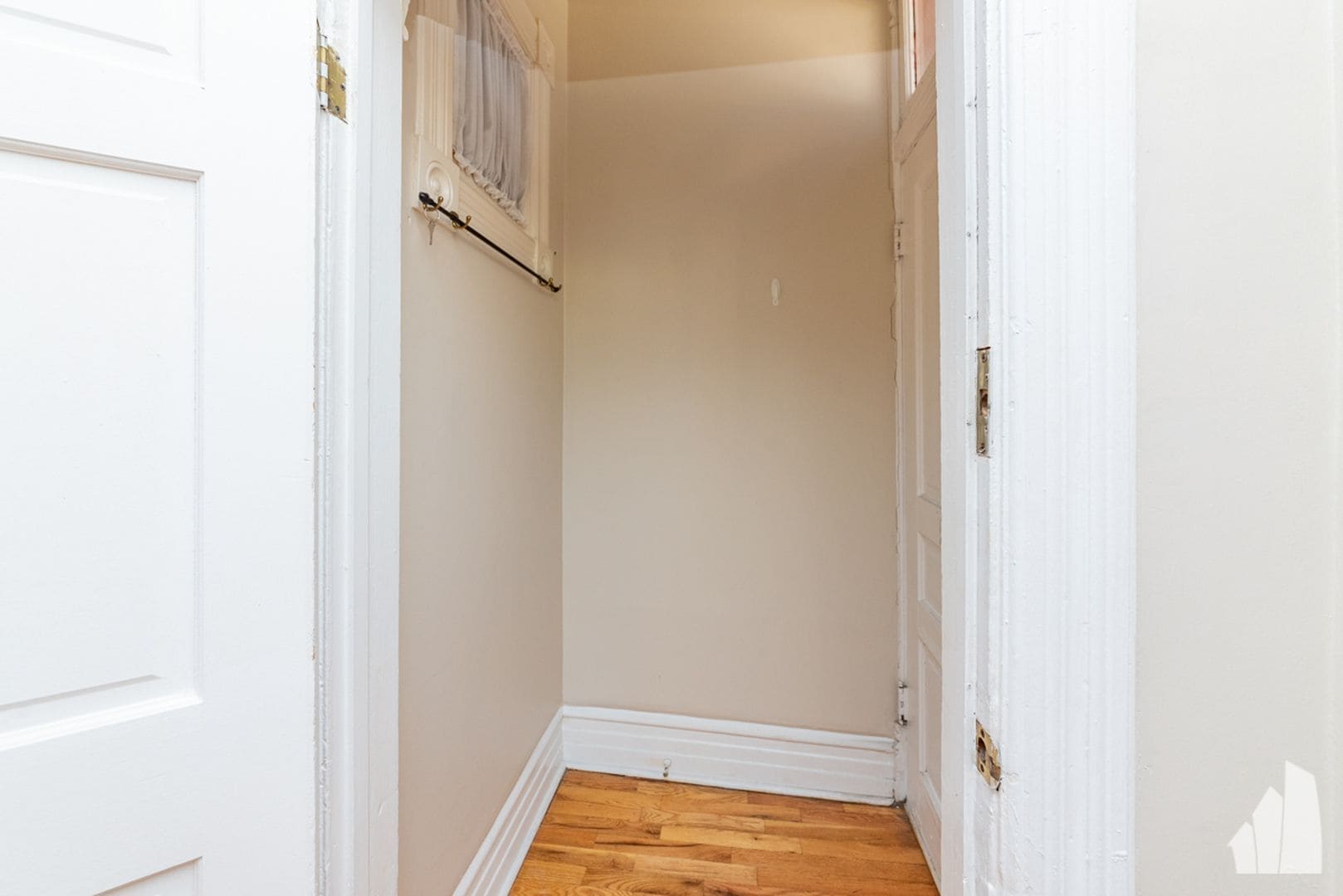 Building Photo - 1431 W Belmont Ave