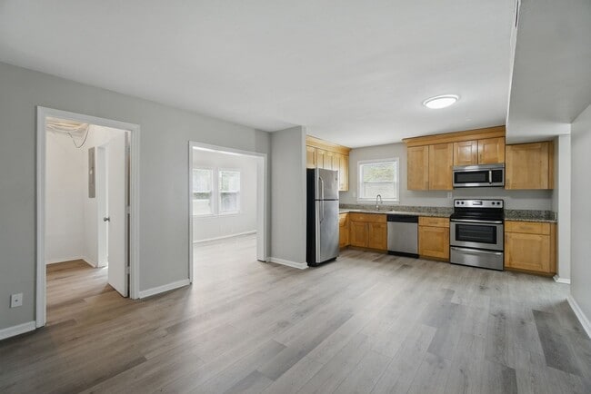 Building Photo - Mangold Real Estate - Conveniently Located...