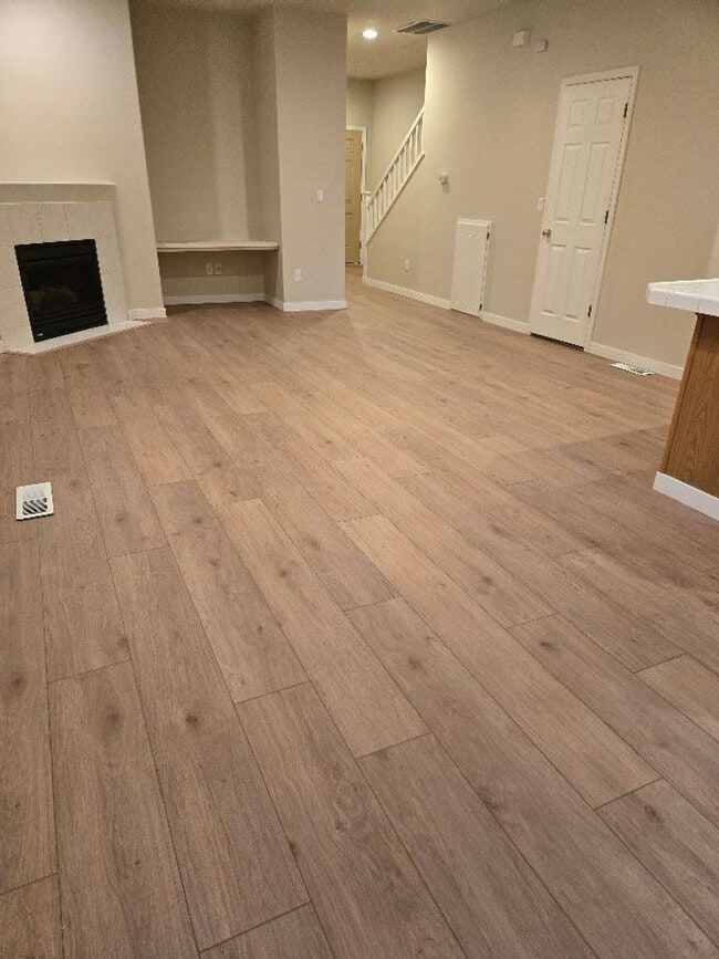 Building Photo - All Brand New flooring-$500 off 1st month !  Walking Trails & Park close by... easy access to Por...