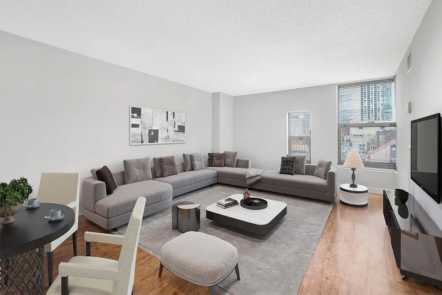 Building Photo - 10 E Delaware Pl