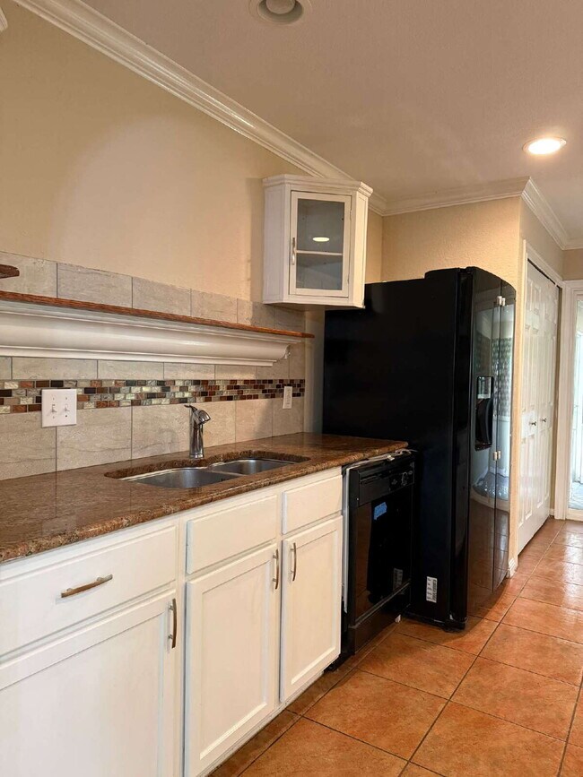 Building Photo - Beautiful Kitchen and Open Floor Plan