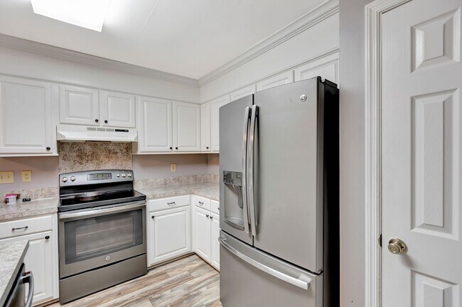 Building Photo - Charming Single-Story Home with Huge Backy...